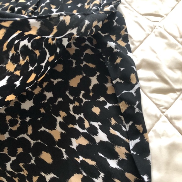 Vince Camuto Hi-low sleeveless leopard side slit - Picture 8 of 10